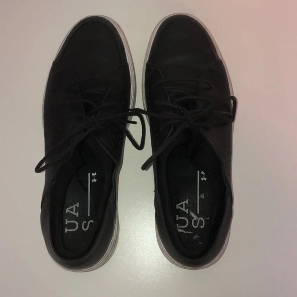 Under Armor Black & White Sneakers Shoes size 8.5